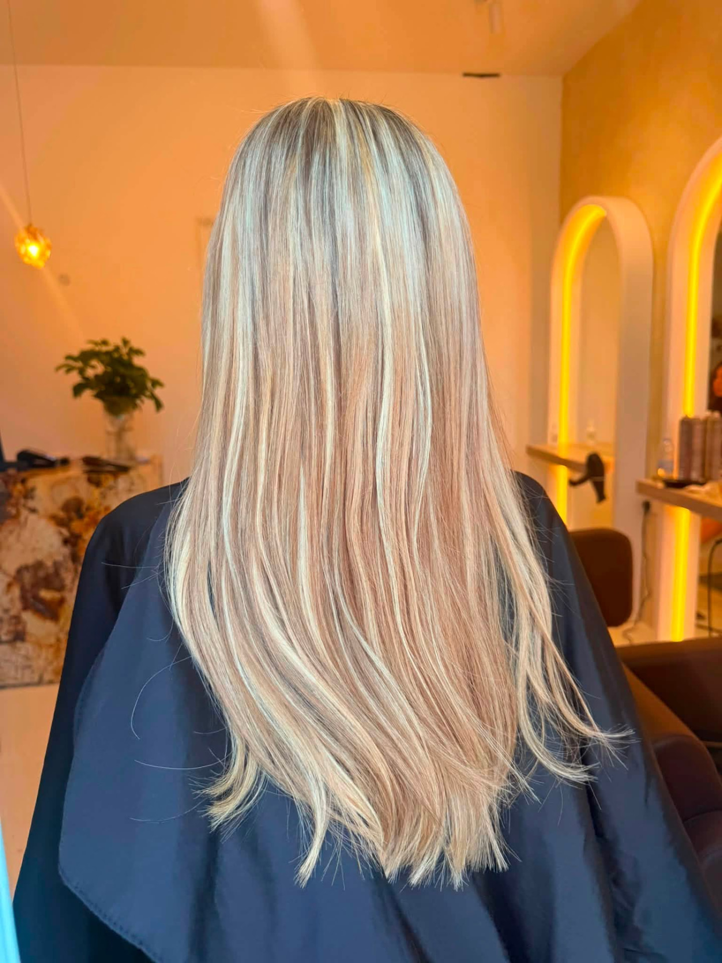 Sleek blonde salon finish with seamlessly blended EvaLuna hair extensions