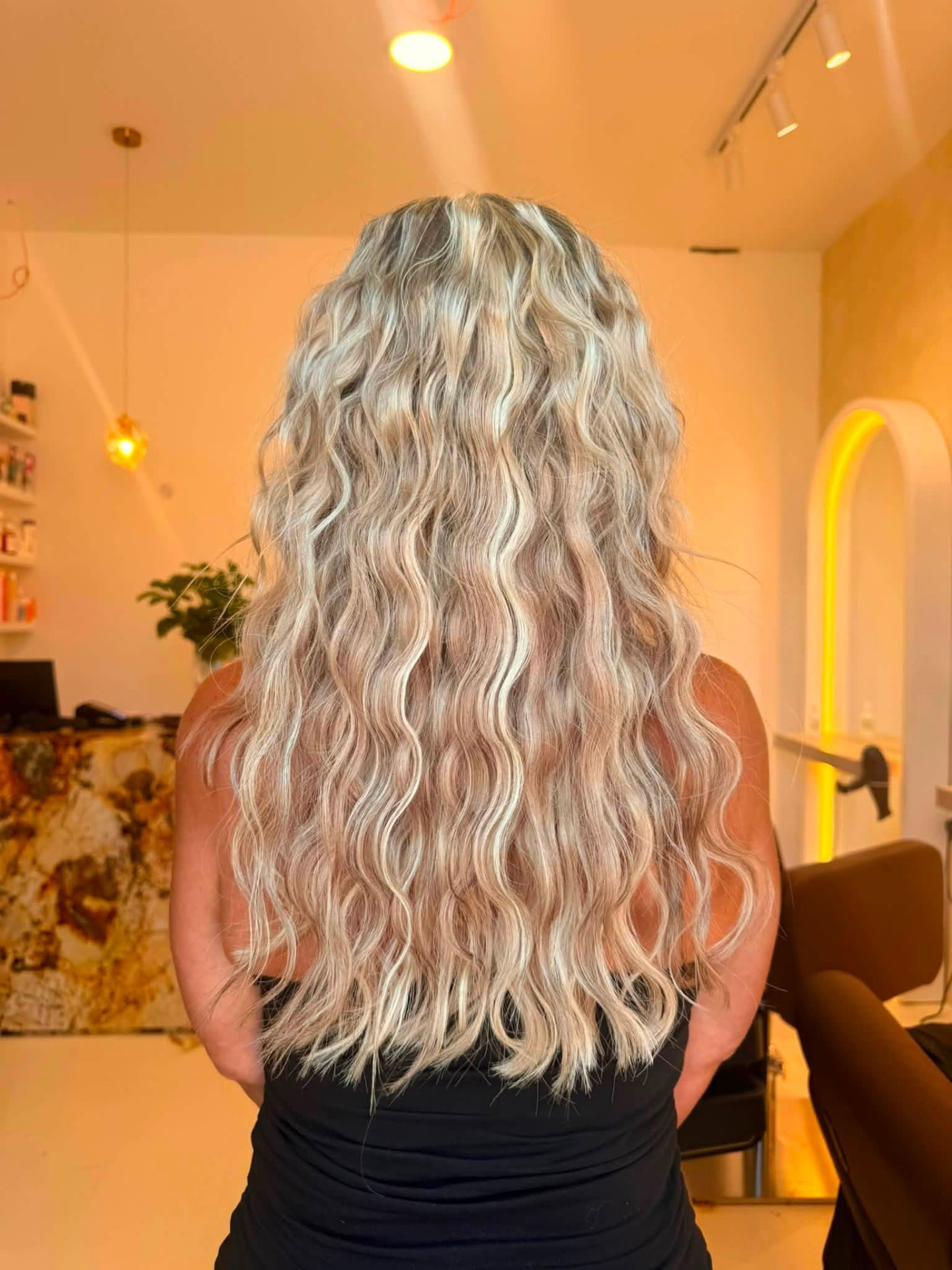 Voluminous beach wave blonde hair styled with EvaLuna Quartz Line extensions